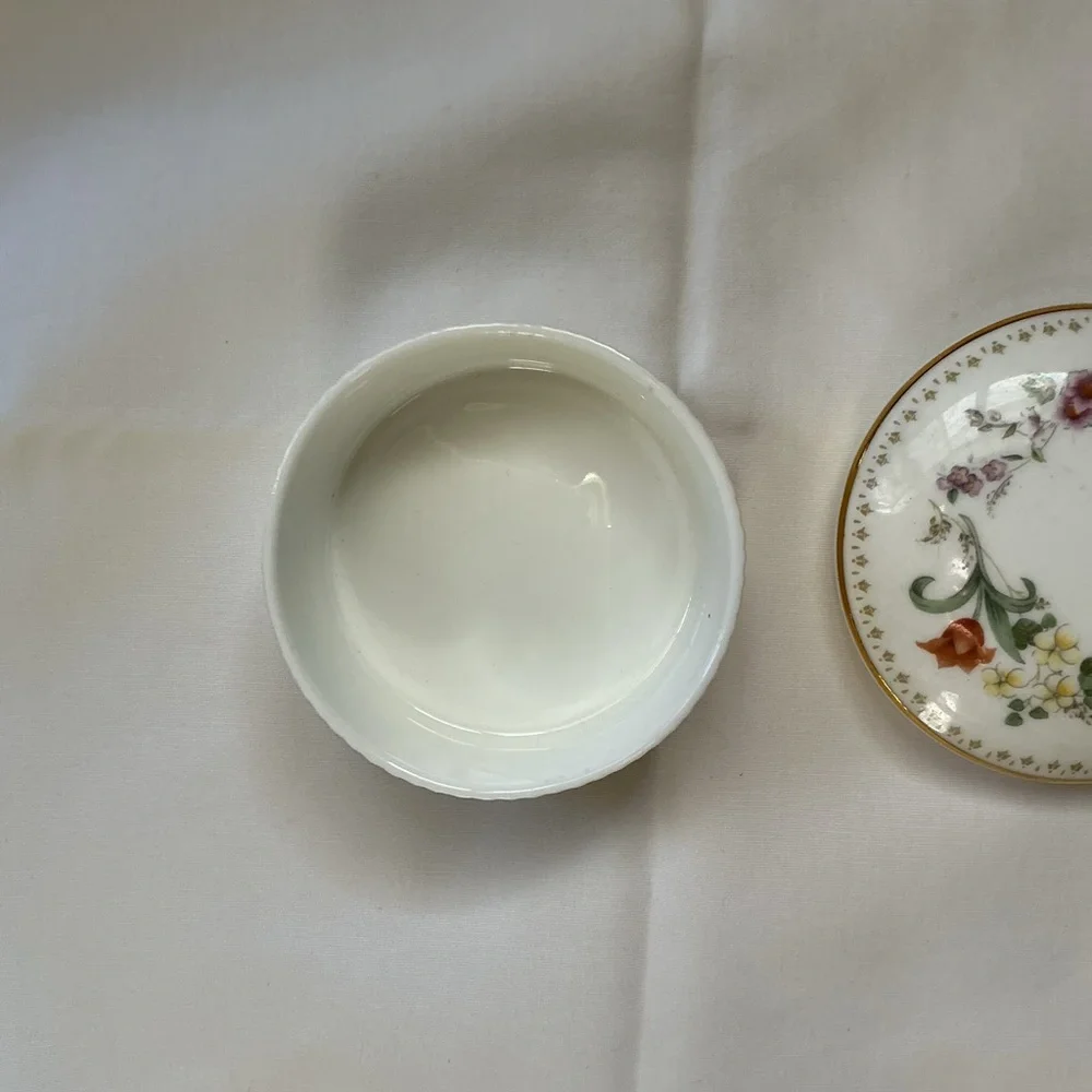 Wedgwood White Porcelain Floral Trinket Box with Gold Trim - Picture 3 of 4